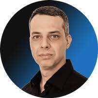 <em>Santiago Reyes</em>